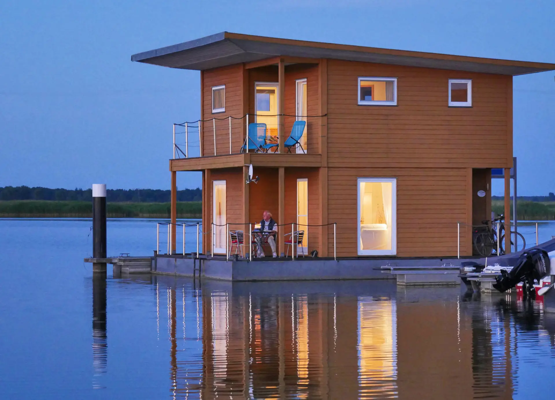 Floating-House-Kroeslin-mieten-Haus-abend