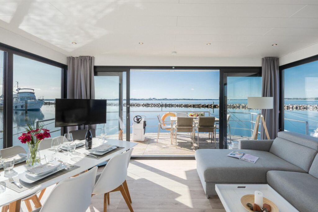 Urlaub-auf-dem-Wasser-Hausboot-Barth-Wohnzimmer