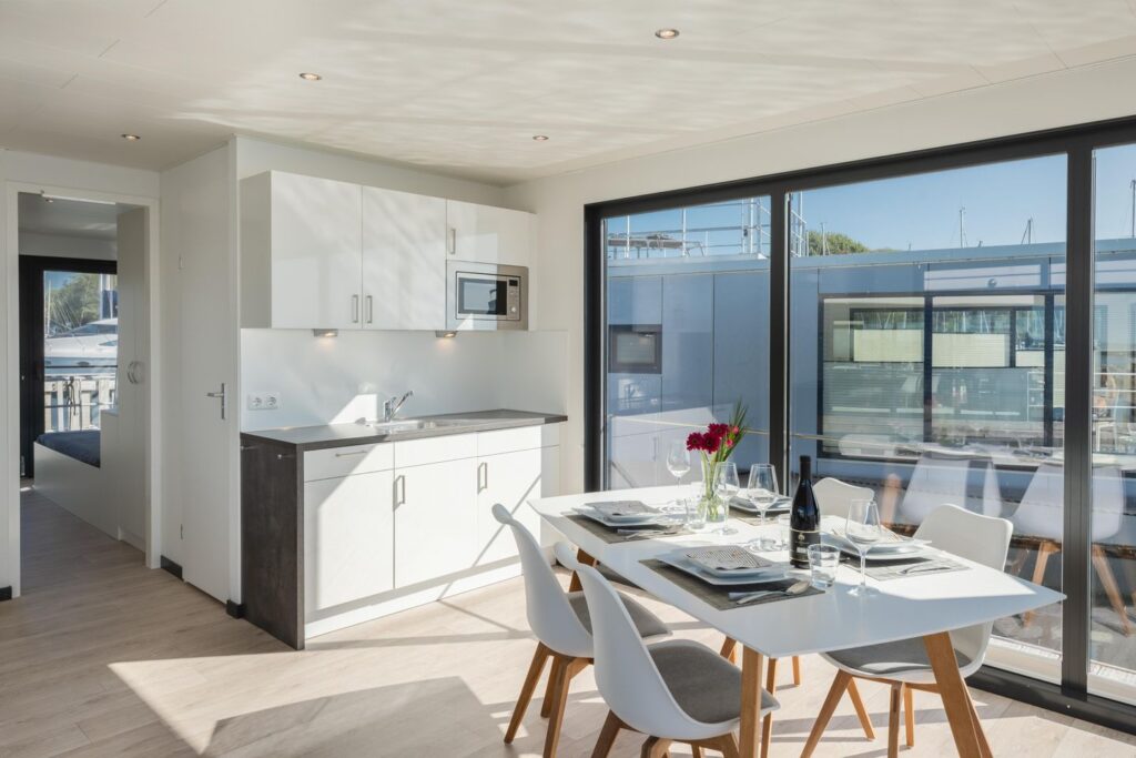 Urlaub-auf-dem-Wasser-Hausboot-Barth-Kueche