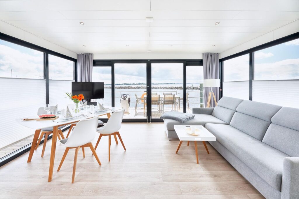 Urlaub-auf-dem-Wasser-Hausboot-fjordblik-Barth-wohnzimmer