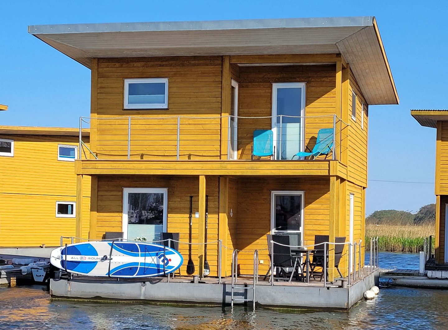 Erster_Urlaub_auf_dem_Wasser_Floating_aussen