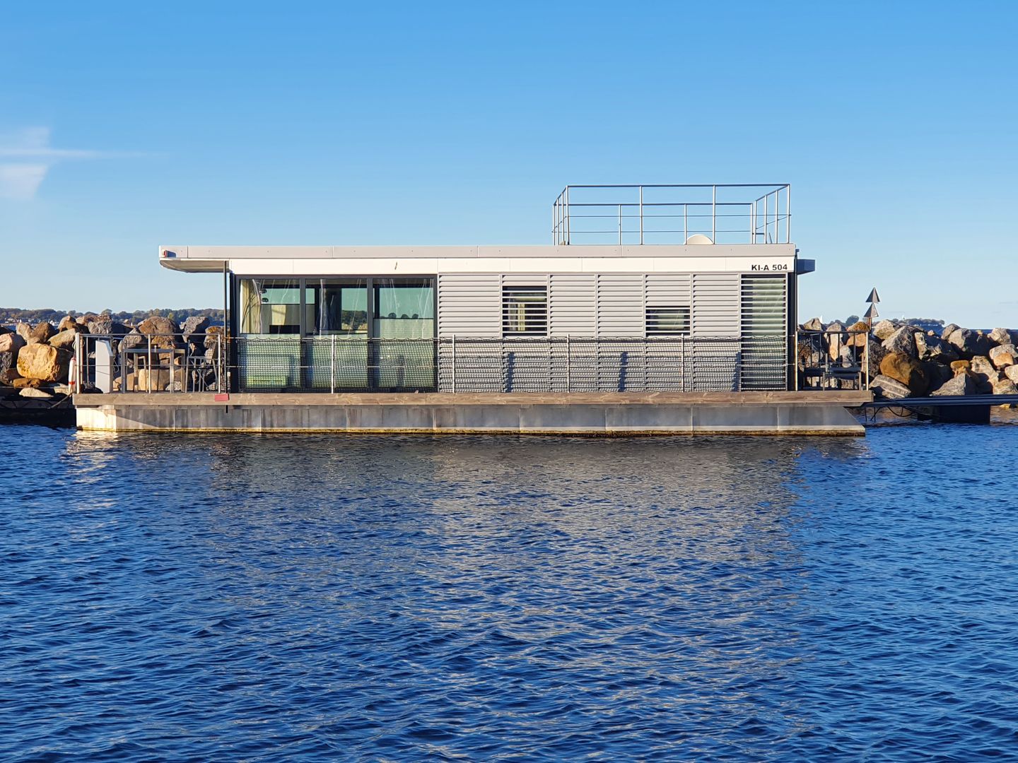 Erster_Urlaub_auf_dem_Wasser_Hausboot_aussen